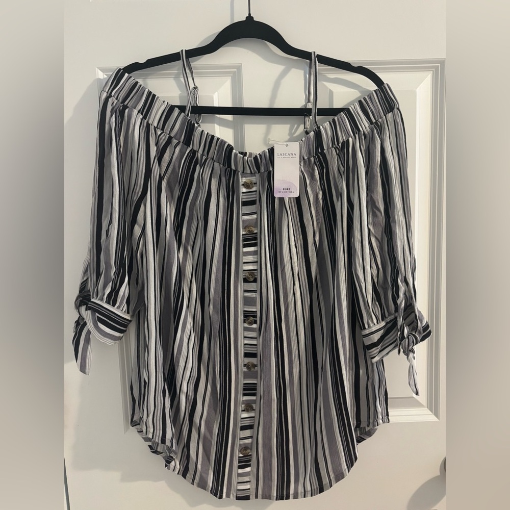 NWTO Black and White Striped Off-Shoulder Blouse
With adjustable straps.sz 8/10